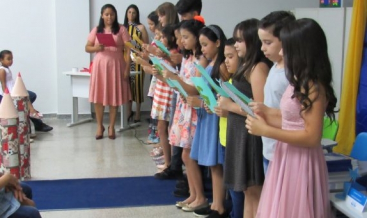 Alunos da Escola do Sesi de Maracaju autografaram os próprios livros