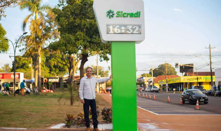 Para comemorar revitalização da praça de Maracaju, Sicredi Pantanal MS instala novo relógio digital