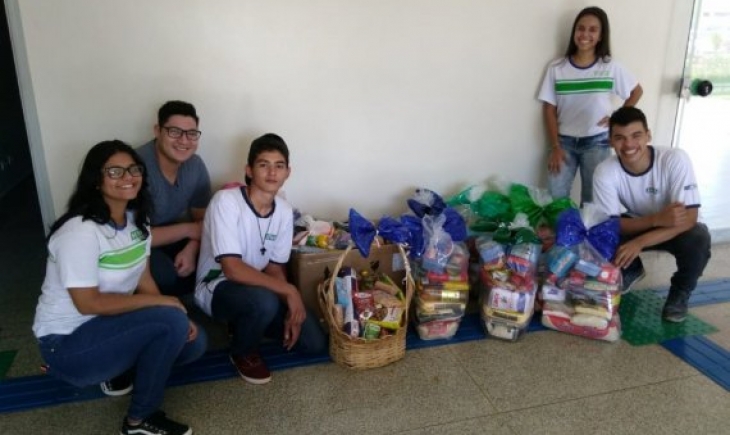 Escola do Sesi de Maracaju entrega cestas básicas e brinquedos arrecadados em campanha solidária