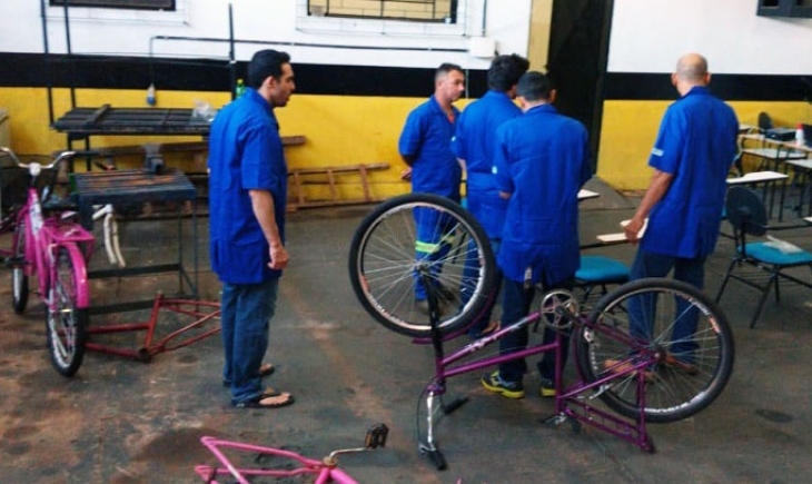 Em presídio de Nova Andradina, detentos transformam bicicletas apreendidas em cadeiras de rodas