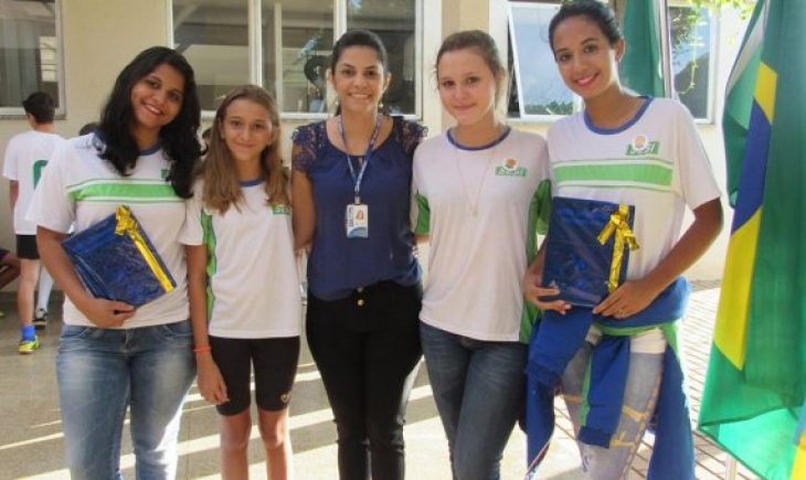 Escola do Sesi de Maracaju premia alunas que se destacaram no projeto “Mestres da Leitura”