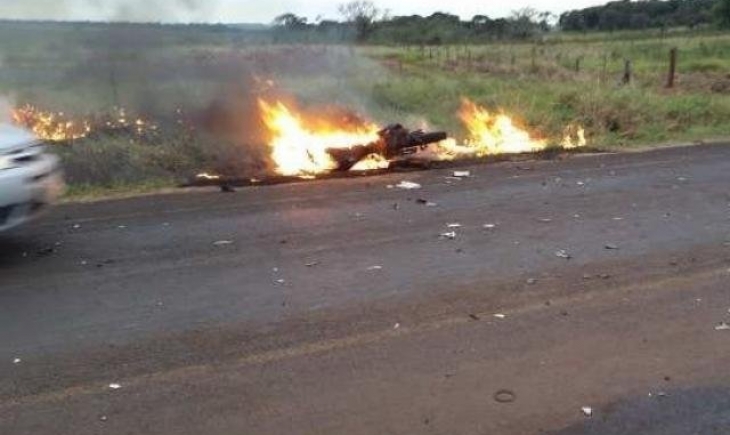 Amambai: Moto pega fogo ao ser atingida por veículo em bloqueio de indígenas na MS-289