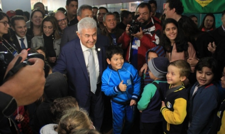 Mais que ministro, crianças querem conhecer o astronauta na SBPC