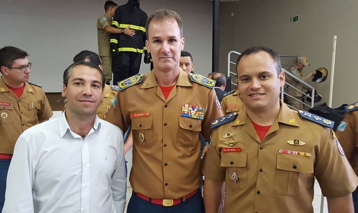Governador Reinaldo Azambuja entrega novos uniformes de proteção contra incêndio ao Corpo de Bombeiros de Maracaju.