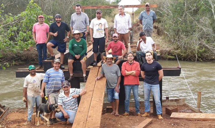 Prefeito Maurílio Azambuja e Secretário de Fazenda Lenilso Carvalho acompanham obras de construção de ponte sobre o Rio Santa Gertrudes. Leia.