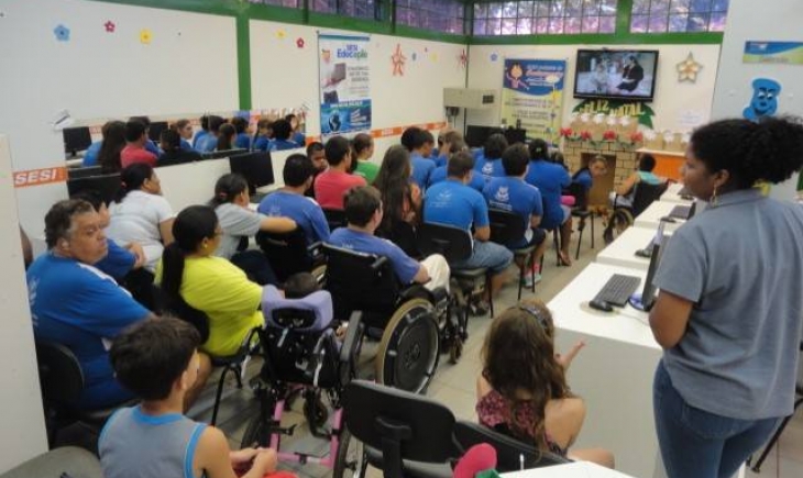 Biblioteca do SESI de Maracaju recebeu crianças da APAE.