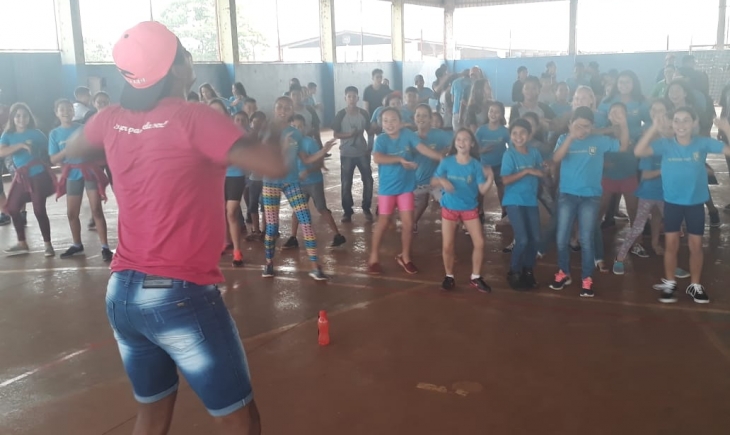 Vereador Dadá leva projeto de dança e saúde para a Escola Julio Muller em Vista Alegre.