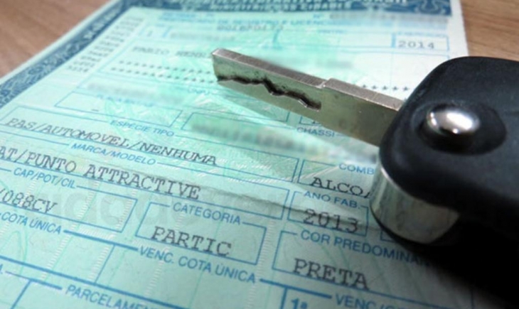 Proprietário de veículo que pagar licenciamento por app deve esperar que documento chegue em casa