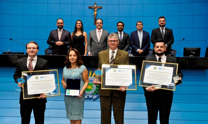 Homenagens do Dia do Administrador: Diretor da UEMS de Maracaju e Acadêmica de Administração da unidade recebem reconhecimento em Sessão Solene da Assembleia Legislativa.