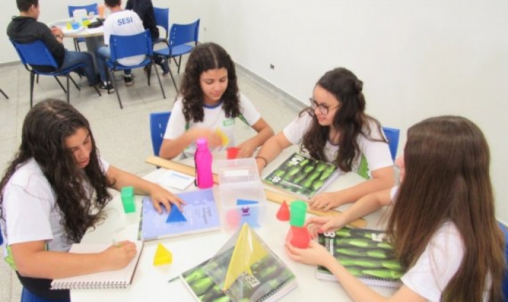Na aula de Geometria, alunos da Escola do Sesi de Maracaju usam sólidos geométricos