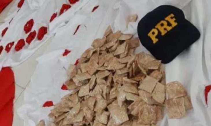 Corumbá: PRF encontra 3,7 quilos de cocaína em peça de trator e vestidos de festa