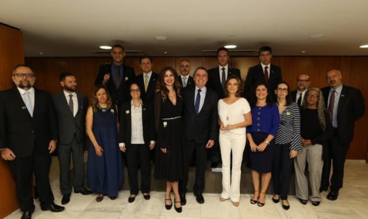 Bolsonaro reúne jornalistas para café e RedeTV! manda Luciana Gimenez