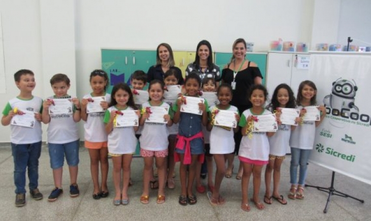 Alunos de escola municipal de Maracaju recebem certificados do curso de robótica da Escola do Sesi