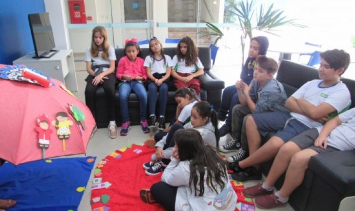 Escola do Sesi de Maracaju usa “guarda-chuva literário” para incentivar leitura entre alunos. Entenda.