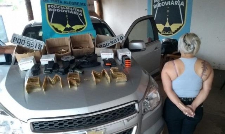 Maracaju: Mulher que viajava com a filha de 5 anos é pega com fuzil AK 47