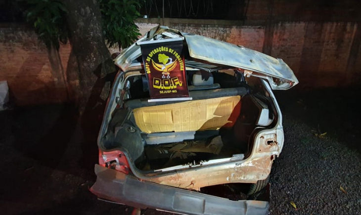 Veículo capotado com mais de meia tonelada de maconha foi apreendido pelo DOF em Maracaju.