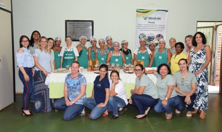 Mulheres que fazem parte de programas assistidos pela Secretaria de Assistência Social - CRAS, concluem curso de fabricação e conserva de frutas cristalizadas em Maracaju.