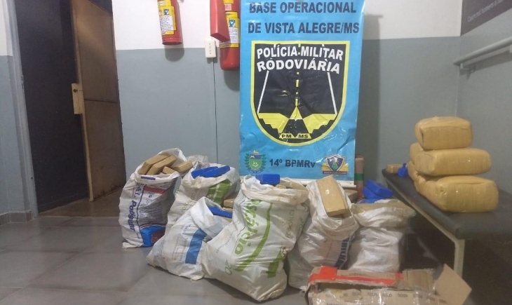 Polícia Militar Rodoviária de Vista Alegre flagra motorista transportando 265 kg de maconha.