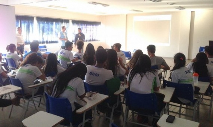 Alunos do Senai e Sesi de Maracaju assistem palestra sobre os desafios da adolescência