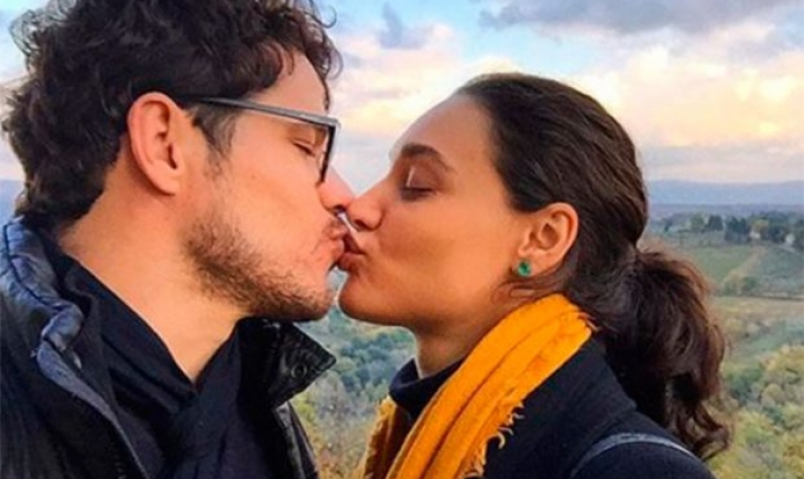 Separada de José Loreto, Débora Nascimento é vista aos beijos com mulher