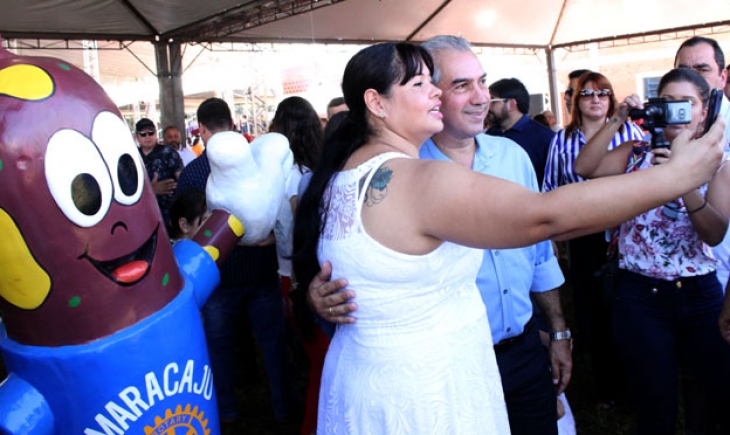 Em Maracaju, governador autoriza obra de asfalto e participa da Festa da Linguiça