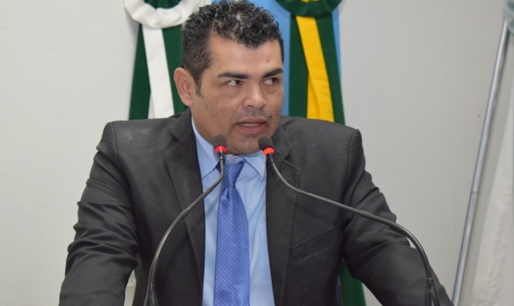 Vereador Jeferson Lopes cobra informações sobre Escola Agrícola e pede reparos para a Rua Nestor Pires Barbosa. Leia.