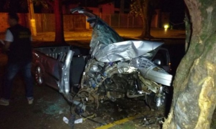 Dourados: Passageiro morre e motorista fica ferido após carro bater em árvore