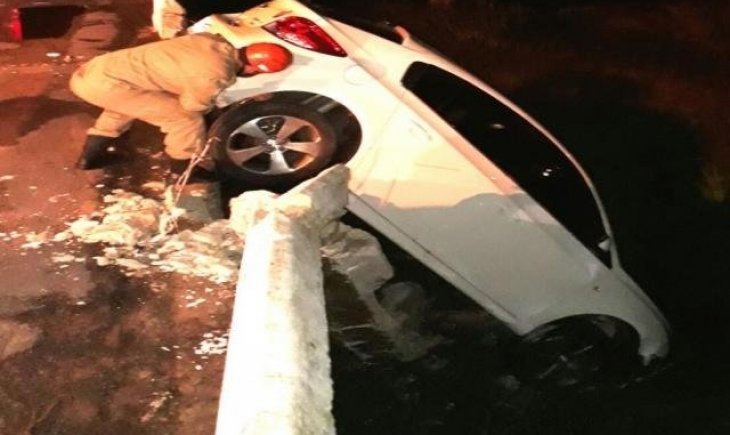 Corumbá: Com sinais de embriaguez, homem bate em mureta e carro fica pendurado