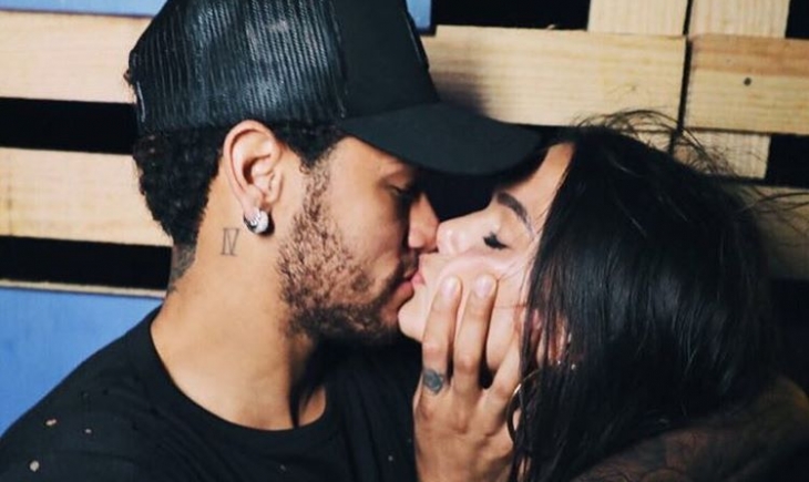 Bruna Marquezine e Neymar trocam beijos durante festão em Noronha