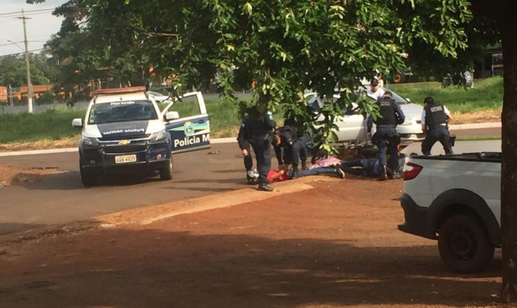 Em rápida ação, Polícia Militar prende assaltantes de motocicleta e relojoaria de Maracaju. Saiba mais.