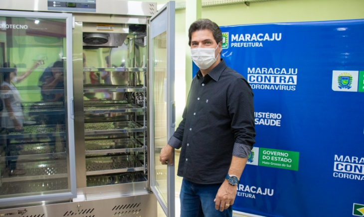 Prefeito Marcos Calderan entrega refrigeradores para vacinas e medicamentos