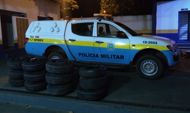 Maracaju: Polícia Rodoviária Militar apreende mais de 50 pneus contrabandeados e distribuídos em dois veículos.