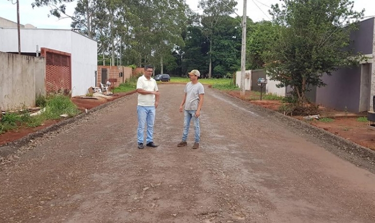 Vereador Nego do Povo visita obras de asfalto da Vila Militar e elogia planejamento no trabalho da gestão municipal. Saiba mais