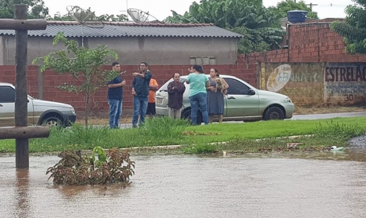 Após fortes chuvas, Parque Ecológico sofre com inundação e Vereador Nego do Povo intermedia auxílio a moradores da região.