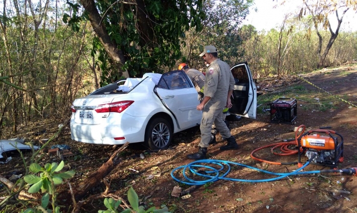 Campo Grande: Médico perde controle de veículo e bate em árvore na margem do Córrego Anhanduí