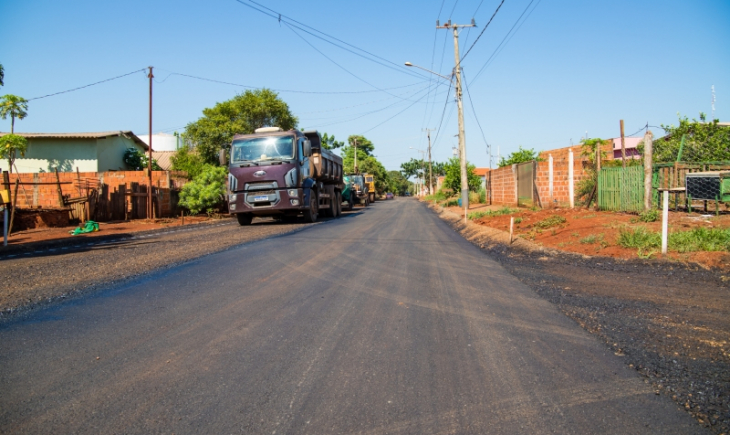 Após obra de drenagem, Prefeitura de Maracaju finaliza asfalto na Rua Nestor Muzzi.