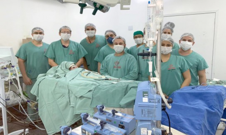Cirurgia corrige lesão causada por anomalia rara em bebê de Maracaju de apenas 52 dias de vida.
