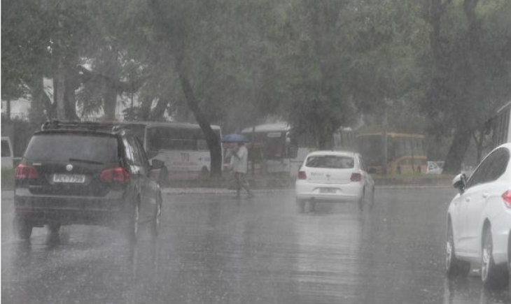 Meteorologia mantém alerta de chuva intensa e possibilidade de alagamentos em Campo Grande, Maracaju e mais 66 cidades.