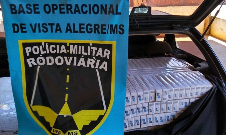 Polícia Militar Rodoviária de Vista Alegre prende mulher por contrabando de cigarros.