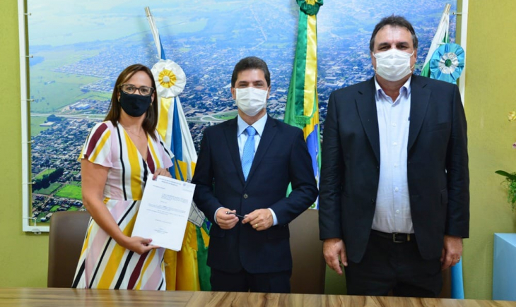 Controladora Geral da Prefeitura, Fabiane Silva agradece a Marcos Calderan e Mauro pela confiança no desempenho da função.