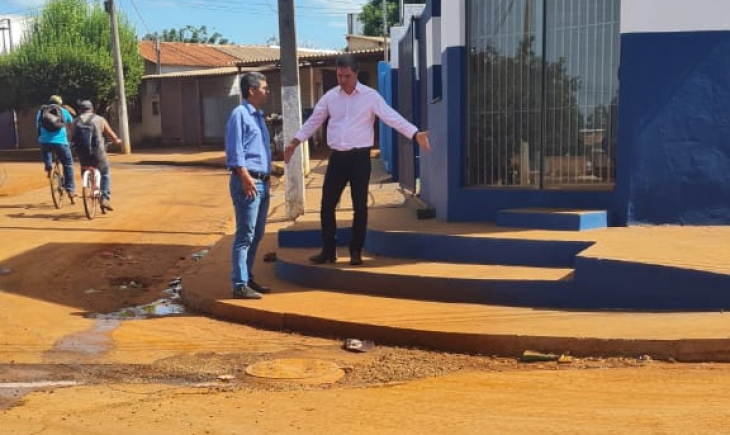 Vereador Nego do Povo visita bairros e pede celeridade em reparos de asfalto alvo de obras de rede de esgoto.