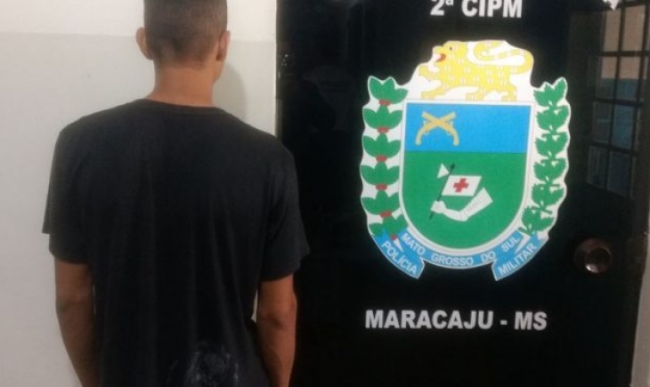 Polícia Militar de Maracaju prende um homem por portar drogas para consumo pessoal na Vila Juquita