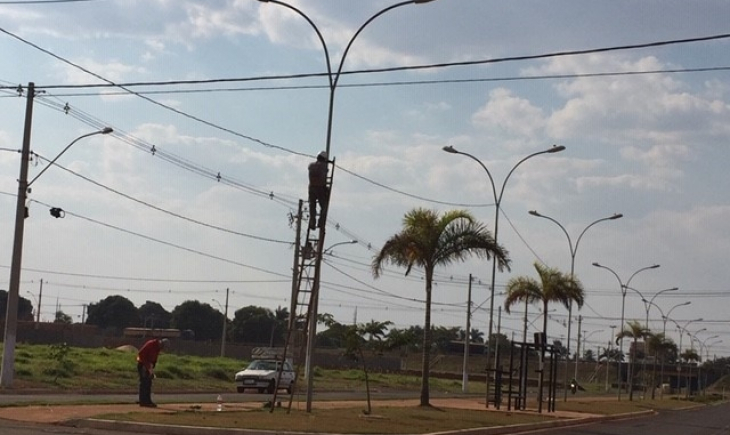 Fios de energia da Avenida Mário Corrêa são substituídos e colocados via aérea. Saiba mais 