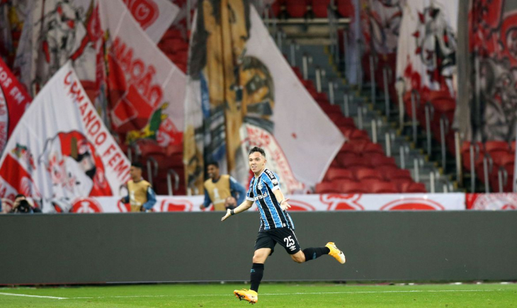 Em 100º jogo pelo Tricolor, Pepê decide Gre-Nal da Libertadores.