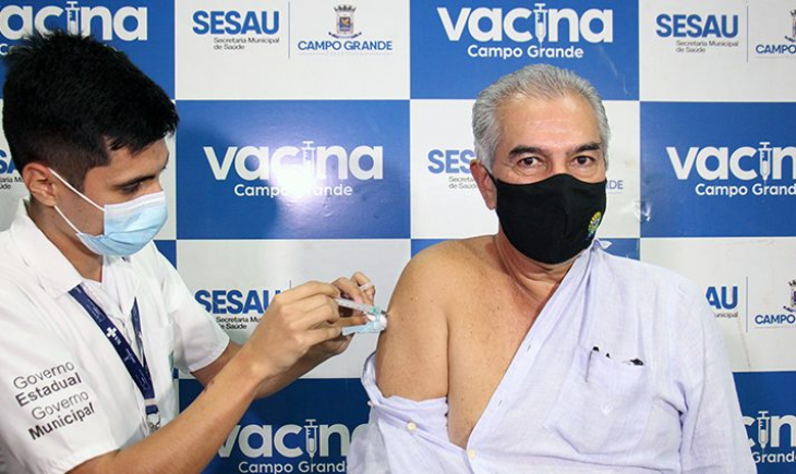 Com mais de 500 mil doses disponíveis, Reinaldo Azambuja faz apelo para população tomar vacina