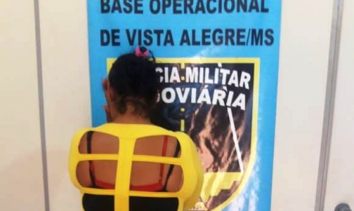 Polícia Militar Rodoviária de Vista Alegre prende mulher por tráfico de drogas. Leia.
