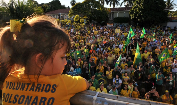 Ato em apoio ao governo de Bolsonaro reúne milhares de pessoas na Capital