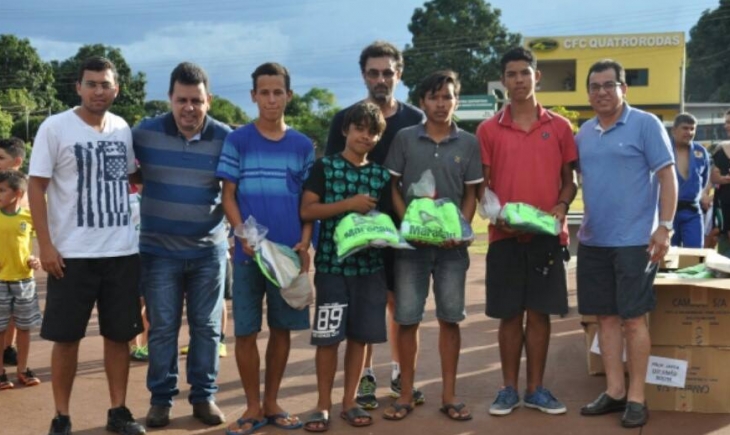 Atendendo a 2.300 crianças, Secretaria de Esportes recebe uniformes para alunos da Escolinha de Futsal e Futebol. Saiba mais