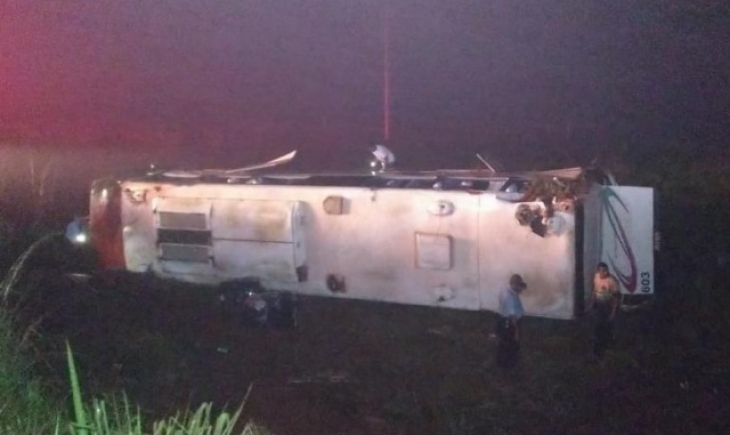 Dourados: Ônibus cai em ribanceira, capota e 24 pessoas ficam feridas na BR-463