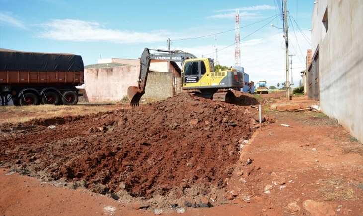 Maracaju: Obras de asfalto no Porto Bello está sendo realizada recursos próprios do município.